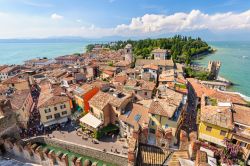 Un pittoresco scorcio dall'alto sui tetti di Sirmione, provincia di Brescia, Lombardia. In questa località abitata sin dall'età della pietra, gli antichi romani costruirono ...