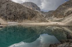 Un pittoresco scorcio del lago Antermoia, ai piedi del Catinaccio d'Antermoia, Mazzin, Trentino Alto Adige. Questo bacino di origine glaciale si trova ad un'altitudine di 2501 metri ...