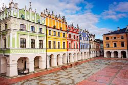 Un pittoresco scorcio della abitazioni colorate su Piazza del Mercato a Zamosc, Polonia.

