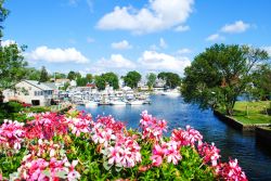 Pittoresco scorcio di un villaggio a Rhode Island, Stati Uniti, con le barche attraccate al molo.

