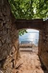 Un pittoresco scorcio fotografico della costa di Lovran fotografata da una vecchia stradina, Croazia.



