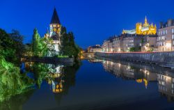 Il pittoresco Temple Neuf di Metz costruito su un'isola della Mosella by night (Francia).
