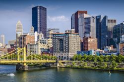 Pittsburgh, Pennsylvania: panorama sul fiume Allegheny con ponte e grattacieli (USA).
