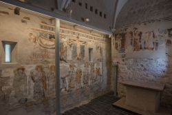 Pitture murali nella cappella di San Martino a Stenico, Trentino Alto Adige. Surante un importante restauro sono venuti alla luce dipinti duecenteschi - © MoLarjung / Shutterstock.com