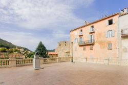 Place de la Liberation nel centro storico di Sartene, un borgo medievale nel sud della Corsica, Francia - foto © Shutterstock.com

