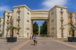 Place de Thessalie nel cuore del quartiere Antigone a Montpellier, Francia, in una soleggiata giornata d'estate  - © Kiev.Victor / Shutterstock.com