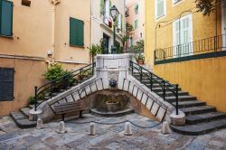 La fontana in Place du Conseil nel centro storico di Villefranche-sur-Mer (Costa Azzurra, Francia).