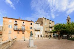 Place Porta (o Place de la Liberation) a Sartene, borgo medievale nel sud della Corsica (Francia) - foto © RnDmS / Shutterstock.com