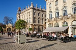 Place Stanislas, la piazza principale di Nancy, Francia, in autunno: capolavoro dell'architettura barocca settecentesca, fu progettata dall'architetto Emmanuel Héré © ...