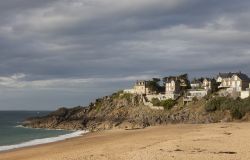 Plage du Val a Saint-Malo, Francia. Situata nel quartiere di Rothéneuf, questa spiaggia di sabbia si estende fra Nicet e Punta di Cristo. - © riekephotos / Shutterstock.com