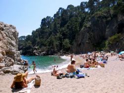 Platja Golfet, Costa Brava: si trova sotto il paese di Calella de Palafrugell, nel Baix Empordà, e vi si accede mediante una scalinata che dalle case conduce direttamente al mare.