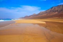 Playa Barlovento a Fuerteventura, Isole Canarie, Spagna. La sua sabbia scura si estende per 8 km ed è una delle spiagge più suggestive di tutta l'isola.
