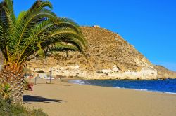 Veduta di Playa de Agua Amarga a Almeria, Spagna. Sabbia fine e acqua limpida e cristallina per questo tratto di spiaggia facilmente accessibile anche ai portatori di disabilità motorie. ...