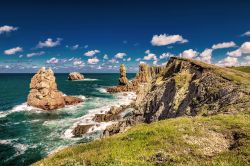 Playa de la Arnia, la magica costa rocciosa della Cantabria vicino a Santander, Spagna