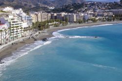 Playa De La Caletilla si trova ad Almunecar, vicino a Nerja in Andalusia, Spagna