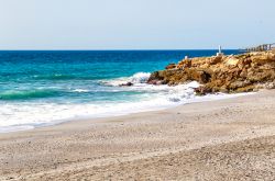 Playa de la Torrecilla una delle belle spiagge di Nerja in Andalusia, Spagna del sud