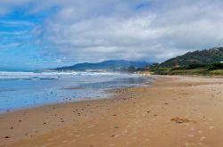 Playa de los Lances a Tarifa, Spagna. Meta ideale per turisti che cercano una spiaggia nella più totale tranquillità e in mezzo alla natura, questa spiaggia ospita una passerella ...