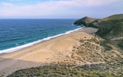 Playa de los Muertos a Almeria, Spagna. Questa bella spiaggia della costa di Almeria deve il suo nome alla frequenza con cui le coste venivano raggiunte da carcasse di animali e corpi esanimi ...