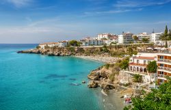 Playa El Salon una delle spiagge imperdibili di Nerja e Andalusia, Spagna del sud - © BAHDANOVICH ALENA / Shutterstock.com