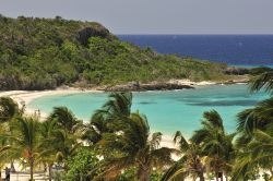 Playa Esmeralda a Holguin, Cuba. Una veduta panoramica dall'alto di questa bella spiaggia dalla sabbia fine. Siamo nella parte montuosa a est dell'isola.
