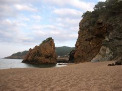 Playa Illa Roja, Costa Brava: la spiaggia nudista di Illa Roja, nei pressi di Pals, è sempre molo frequentata sia dal turismo locale che da quello internazionale. 