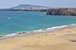 La grande spiaggia di Playa Mujeres vicino al resort di Playa Blanca a Lanzarote