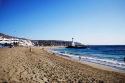 Playa Las Vistas, una delle spiagge di Los Cristianos a Tenerife, Spagna  - © Mokka / Wikipedia