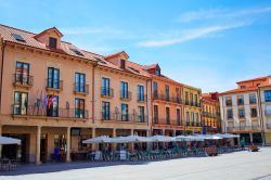 Plaza de Espana a Astorga, Spagna, con edifici e locali. Astorga vanta un interessante patrimonio artistico-culturale.
