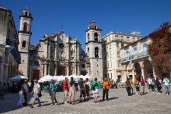 Turisti in Plaza de la Catedral, nel quartiere de La Habana Vieja, dichiarato Patrimonio dell'Umanità dall'UNESCO nel 1982 - © Tupungato / Shutterstock.com