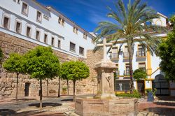 Plaza de la Iglesia nella città vecchia di Marbella, Spagna. Fra le piazze più belle della città, quest'area urbana merita sicuramente una visita: la maggior parte dei ...