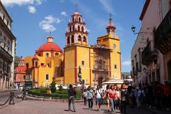 Plaza de la Paz con la collegiata di Nostra Signora a Guanjuato, Messico. Conosciuta anche come Plaza Mayor, questo spazio urbano è stato costruito nel 1865 su un terreno ripido e sconnesso. ...