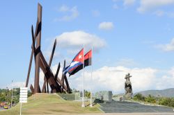 Plaza de la Revoluciòn a Santiago de Cuba. Come in tutte le città cubane, ancnhe qui la piazza è utilizzata per comizi e maifestazioni - © Stefano Ember / Shutterstock.com ...