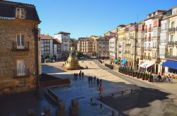 Plaza de la Virgen Blanca a Vitoria Gasteiz vista dalla finestra di un edificio, Spagna - © Jacinto Marabel Romo / Shutterstock.com