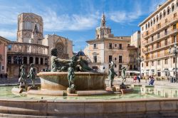 La fontana in Plaza de la Virgen a Valencia (Spagna) e, alle sue spalle, la sagoma inconfondibile della Cattedrale di Santa Maria - foto © Jose Luis Vega
