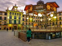 Plaza de los Fueros a Tudela (Spagna) by night con gente a passeggio - © Serjunco / Shutterstock.com