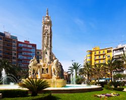 Plaza de los Luceros a Alicante, Spagna, con la fontana costruita nel 1930 dallo scultore Daniel Banuls Martinez.
