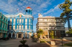 Gli edifici in Plaza de los Trabajadores, una delle principali piazze di Camagüey (Cuba). Sull'edificio a destra si può notare un cartellone con l'effigie di Che Guevara ...