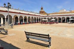 Plaza del Mercado de Abastos a Carmona (Spagna): questa splendida piazza a base rettangolare è circondata interamente da un porticato con archi e gallerie. In origine qui si trovava un ...
