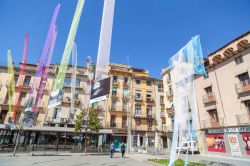 Plaza Major, la piazza principale di Olot, Spagna. Edifici sacri e palazzi nobiliari sono solo alcune delle tante testimonianze conservate tutt'oggi in questa cittadina che si distingue ...