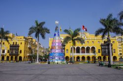La Plaza Mayor (conosciuta anche con il nome di Plaza de Armas) di Lima, Perù, addobbata con l'albero di Natale - foto © Igor Dymov