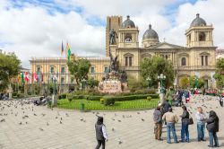 Piazza Murillo con il palazzo presidenziale e la cattedrale a La Paz, Bolivia. Sono situati entrambi nella principale piazza della città boliviana, centro del potere politico del paese: ...