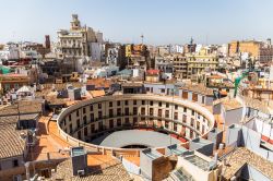 Una vista panoramica sulla città di Valencia (Spagna) e in partcolare della sua Plaza Redonda, opera ottocentesca di Salvador Escrig Melchor del 1840 - foto © peresanz