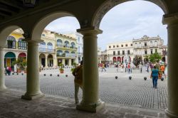 Gente a passeggio in Plaza Vieja, una delle piazze più significative del quartiere de La Habana Vieja, nella capitale cubana - © Stefano Ember / Shutterstock.com