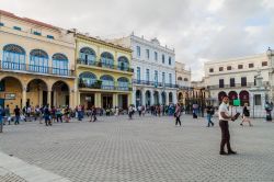 Vecchi edifici coloniali su Plaza Vieja, una delle piazze dell'Avana più visitate dai turisti - © Matyas Rehak / Shutterstock.com