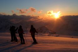 Tramonto sulle piste delle Deux Alpes in Francia ...