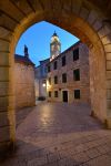 Ploce Gate, la principale porta d'ingresso a Dubrovnik (Croazia), fotografata di notte. Conosciuta anche come Vrata od Ploca, questa porta situata sul lato orientale del centro storico venne ...