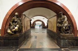 Stazione metro di Ploschad Revolyutsii a Mosca, Russia - Rappresenta una delle più importanti testimonianze dell'epoca sovietica questa stazione della linea metropolitana moscovita. ...