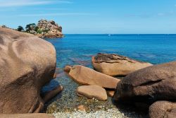 Ploumanac'h e la costa rocciosa in una giornata di sole, Bretagna (Francia) 