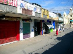 Pochutla, Oaxaca: basta spostarsi di pochi isolati dall'affollata via principale di Pochutla per trovare un po' di pace e tranquillità. Sullo sfondo, infatti, si nota la chiesa ...