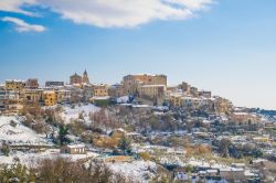 Poggio Mirteto fotografato dopo una bella nevicata: siamo nel Lazio, in provincia di Rieti
